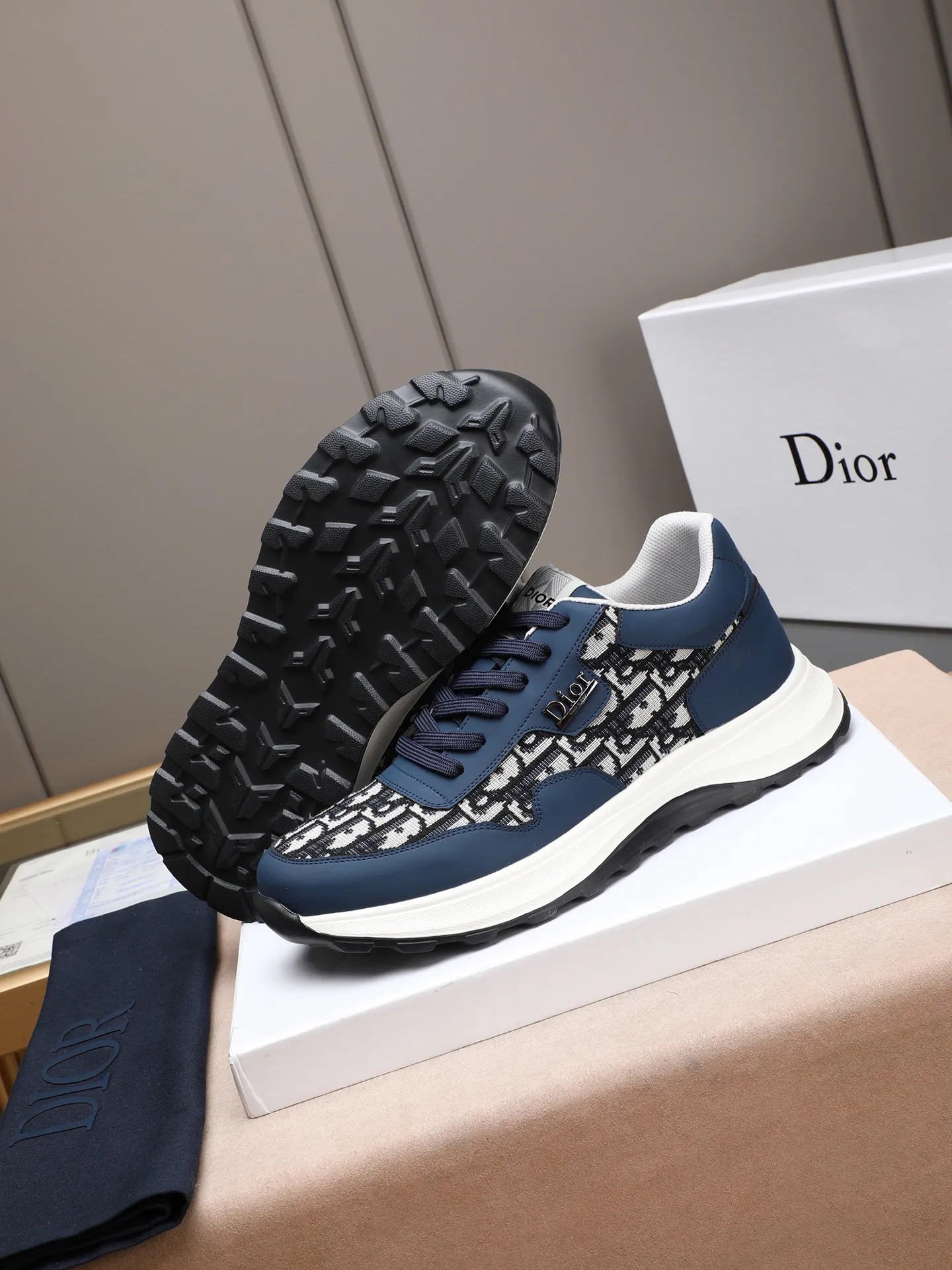 🆕🆕🆕Men's Shoes💰P460 Dior's avant-garde and versatile fashionable men's shoes are privately modeled, calfskin stitched with Dior's special waterproof fabric, fashionable, simple, stylish, eye-catching and classy. It will subvert old ideas and be a must-have for fashionistas who want to spend time with you! Must keep it for yourself! High-end comfort but low-end, high-end quality workmanship. Code number: 38-44 (45 customized) 4 colors for your choice [kiss][kiss][kiss]